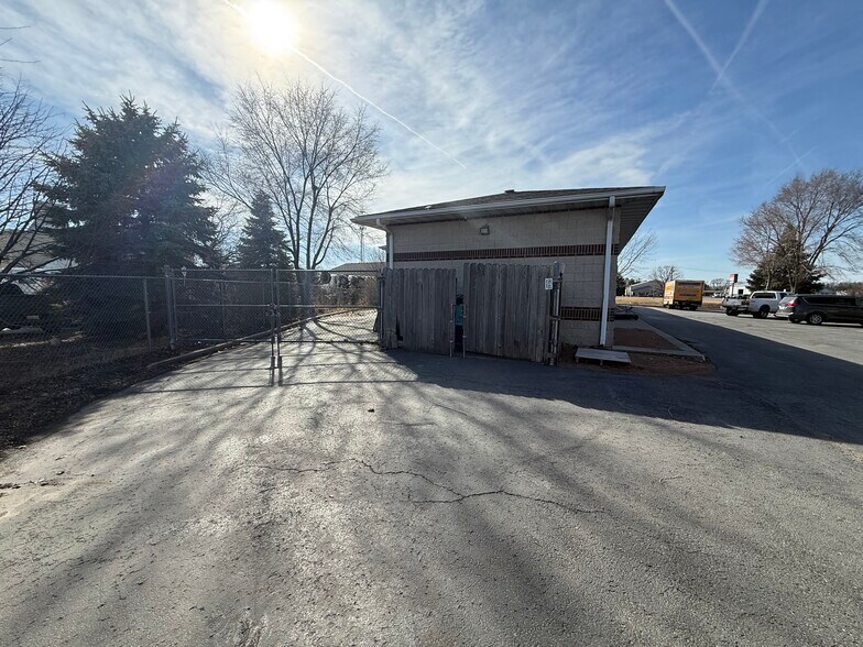 More Photos Of 1262 S Bridge St, Yorkville Service For Sale