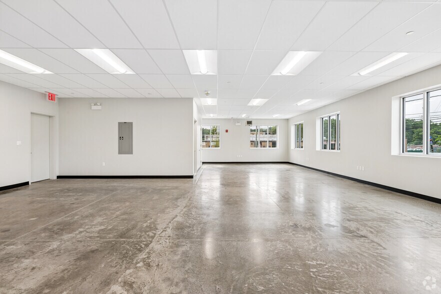 More Photos Of 2577 Forest Ave, Staten Island Truck Terminal For Lease