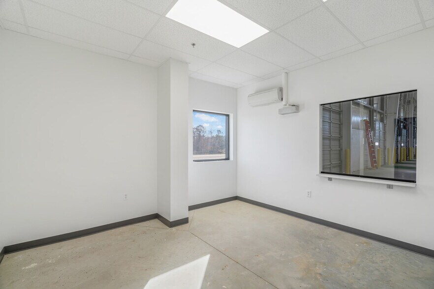 More Photos Of 1295 Huntington Park Dr, Loudon Warehouse For Lease