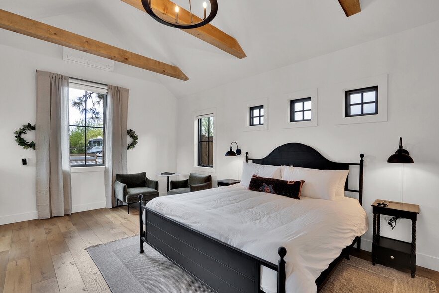 More Photos Of 560 E Main Ave, Sisters Hotel For Sale