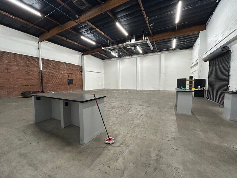 More Photos Of 220 W 21st St, Los Angeles Warehouse For Lease