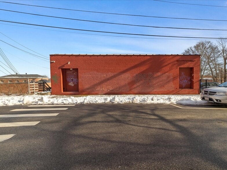 More Photos Of 46 Main St, Plymouth Storefront For Sale