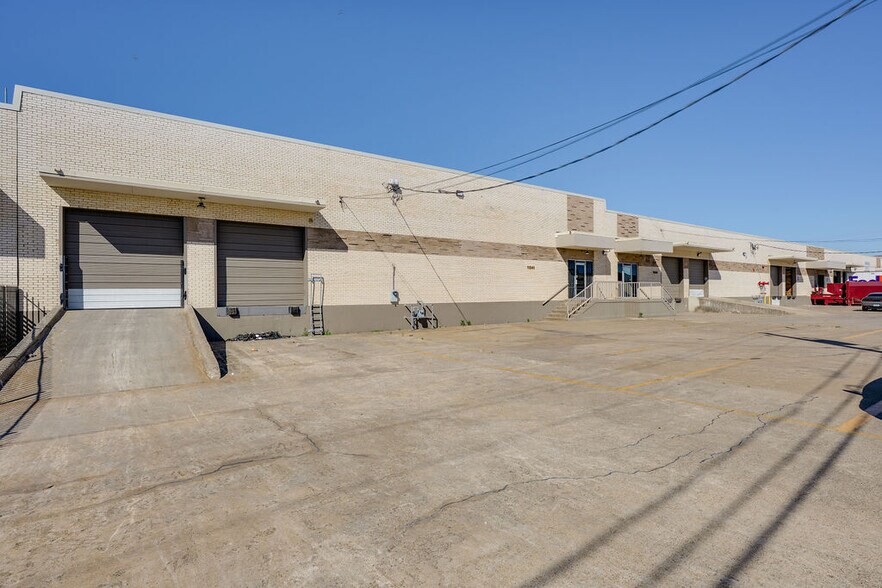 Primary Photo Of 11233-11251 Leo Ln, Dallas Warehouse For Lease