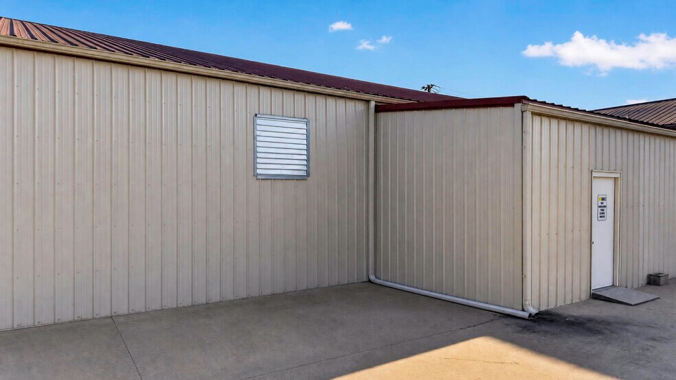 More Photos Of 412 N Mickey Mantle Blvd, Commerce Auto Repair For Sale
