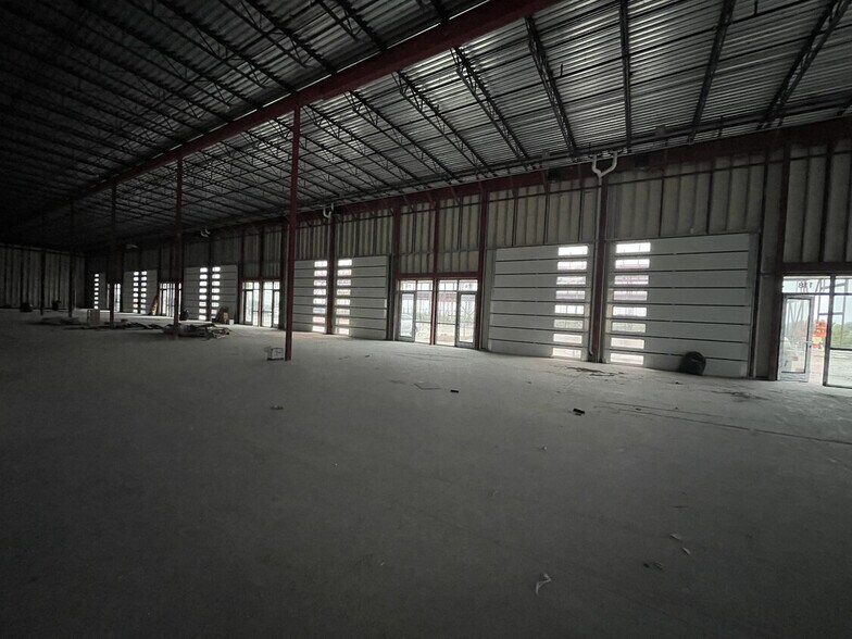 More Photos Of 15901 Ronald Reagan Blvd, Leander Showroom For Lease