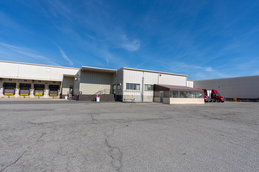 More Photos Of 5400 Perry Dr, Waterford Distribution For Lease