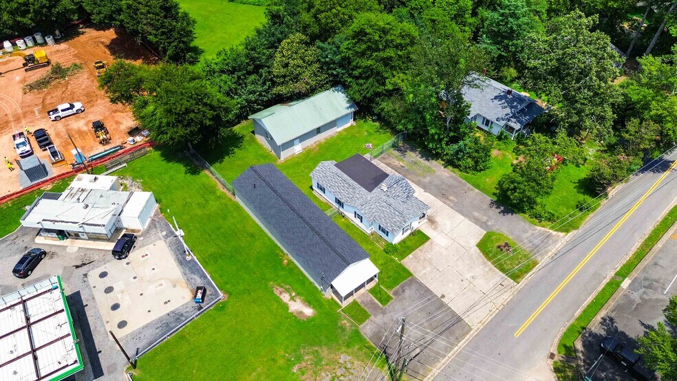 More Photos Of 633 NE Lawrence St, Marietta Office For Sale