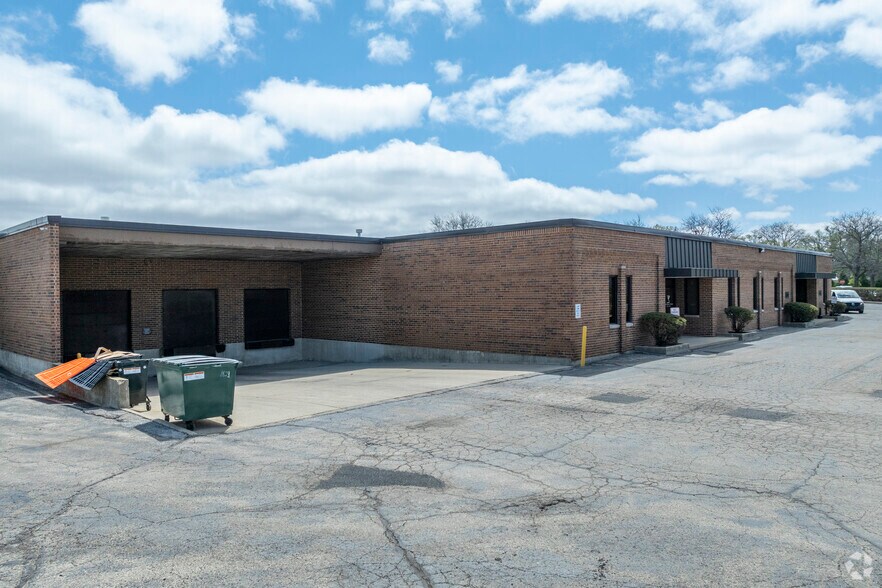 More Photos Of 3340 W Lake Ave, Glenview Warehouse For Lease