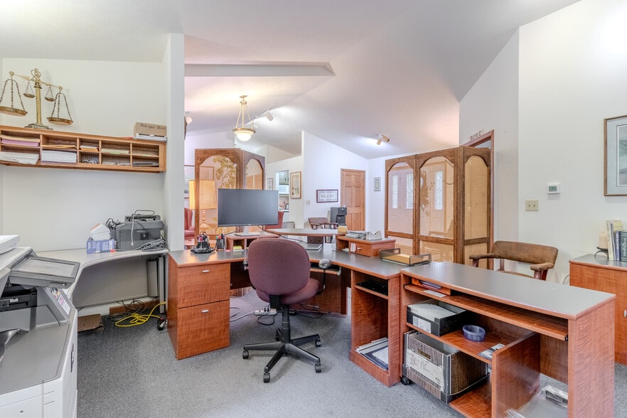 More Photos Of 375 N McClellan Ave, Marquette Office For Sale