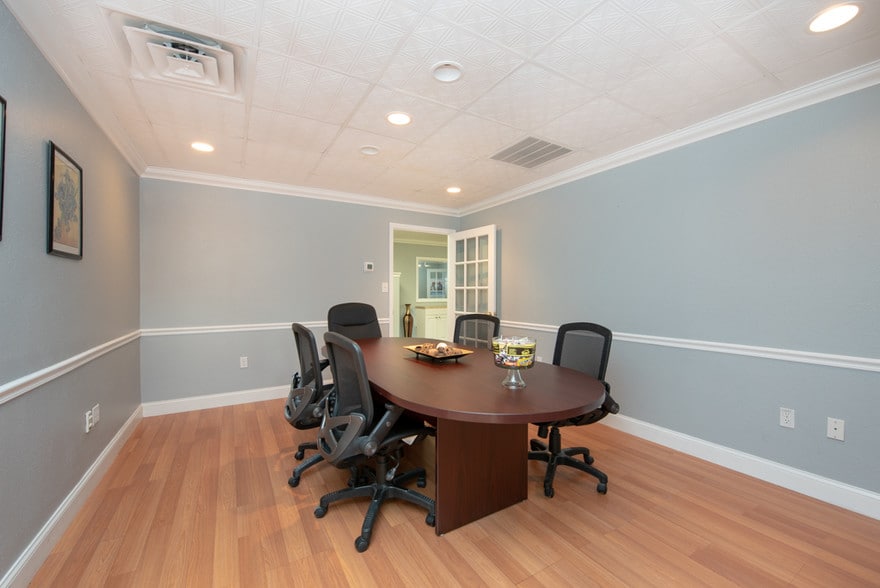 More Photos Of 7430 Tamiami Trl, Sarasota Loft Creative Space For Lease