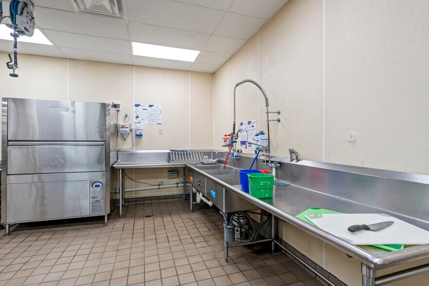 More Photos Of 108 Stallcup Dr, Sikeston General Retail For Sale