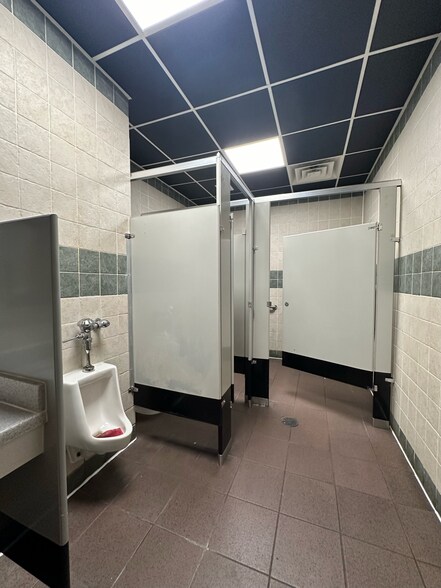 More Photos Of 102 E Park St, Taylorville Freestanding For Sale