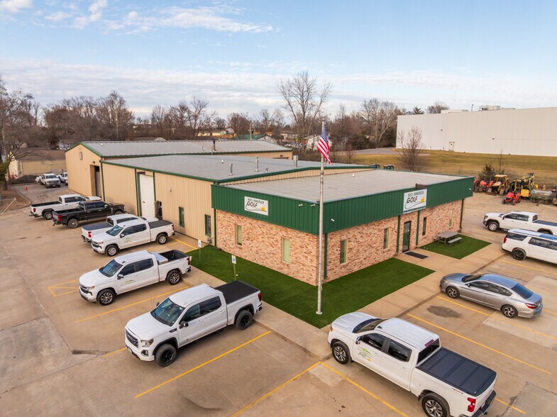 More Photos Of 1621 Se Summit St, Lee's Summit Light Distribution For Lease