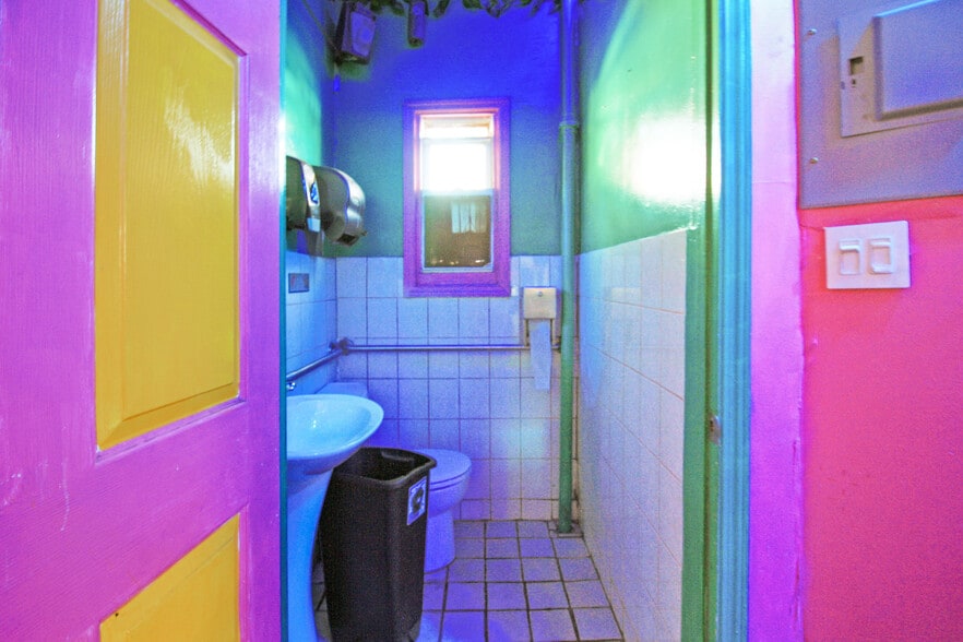 More Photos Of 146 Knickerbocker Ave, Brooklyn Storefront Retail Residential For Lease