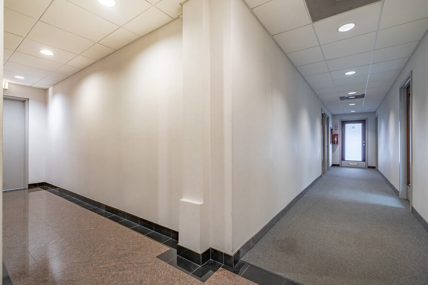 More Photos Of 6650 N Northwest Hwy, Chicago Office For Lease