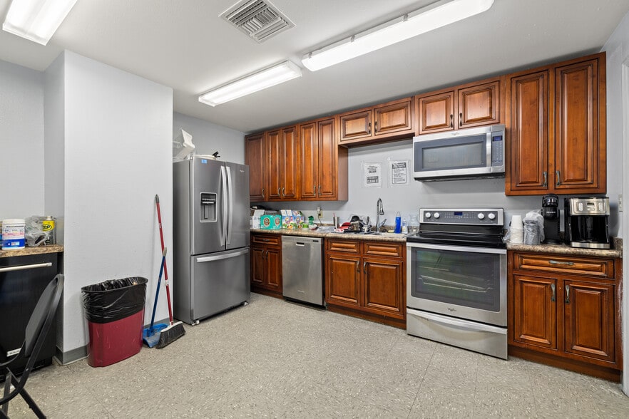 More Photos Of 7100 Edgewater Dr, Orlando Warehouse For Lease