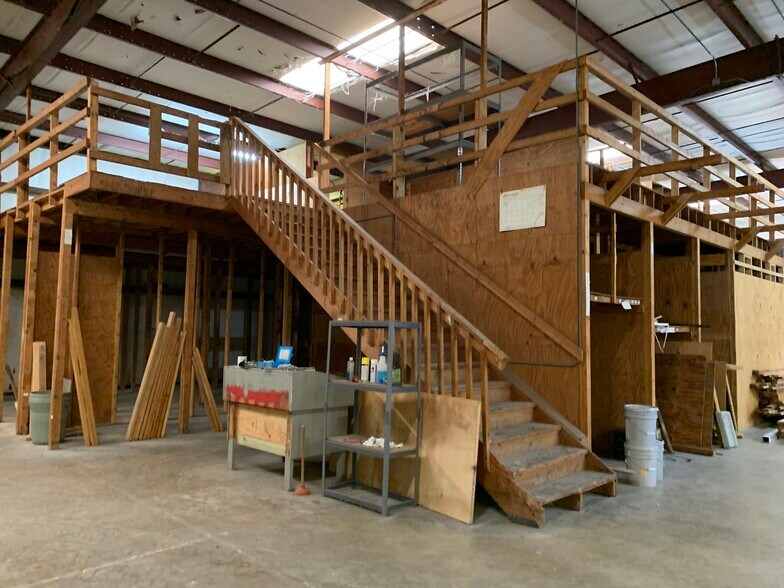 More Photos Of 237 Interstate Blvd, Sarasota Warehouse For Lease