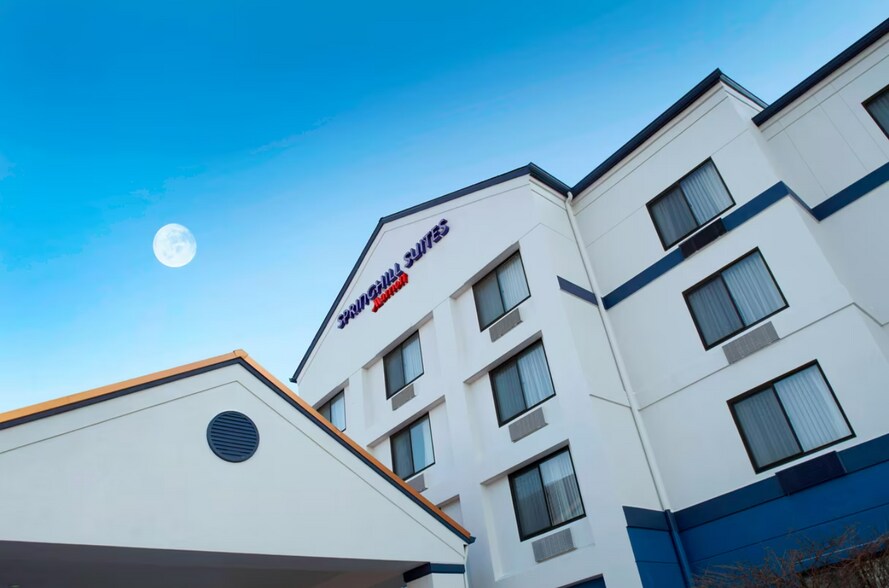 More Photos Of 16 Trinity Point Dr, Washington Hotel For Sale