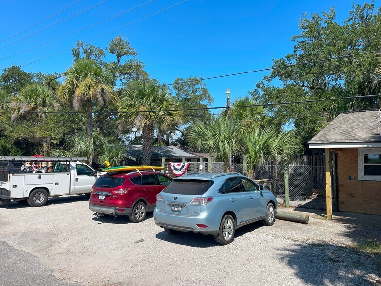 More Photos Of 2111 Sea Island Pky, Saint Helena Island General Retail For Sale