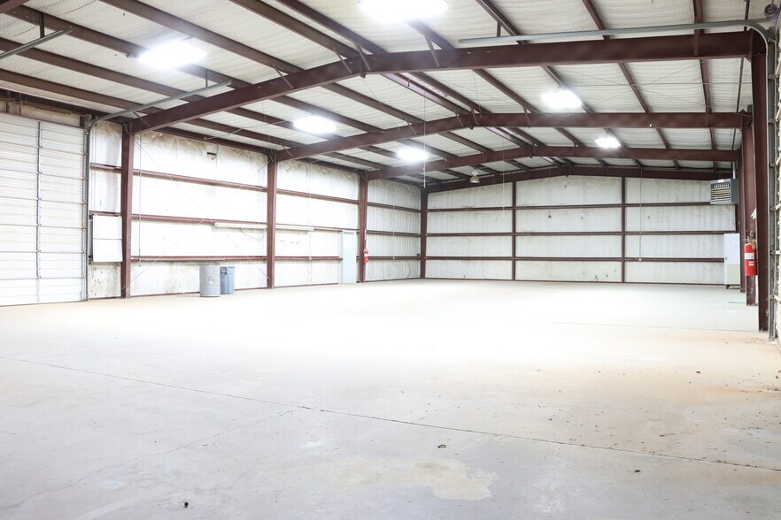 More Photos Of 2403 Avenue O, Eunice Warehouse For Lease
