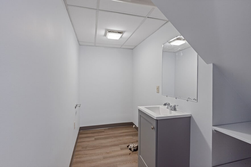 More Photos Of 166 Silver St, Waterville Medical For Sale