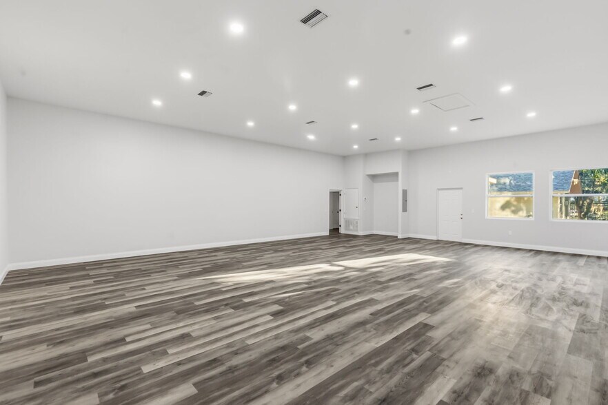 More Photos Of 2726 6th Ave W, Bradenton Serviced Offices For Sale
