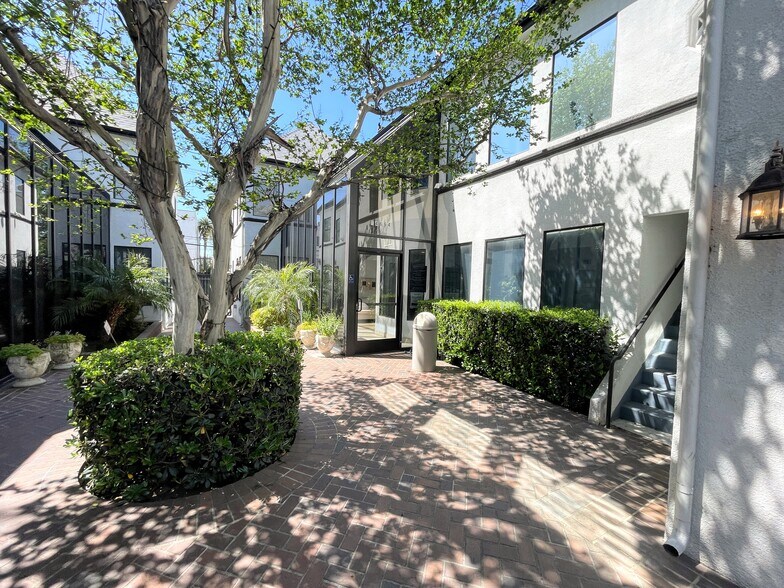 More Photos Of 14654-14664 Victory Blvd, Van Nuys Office For Lease
