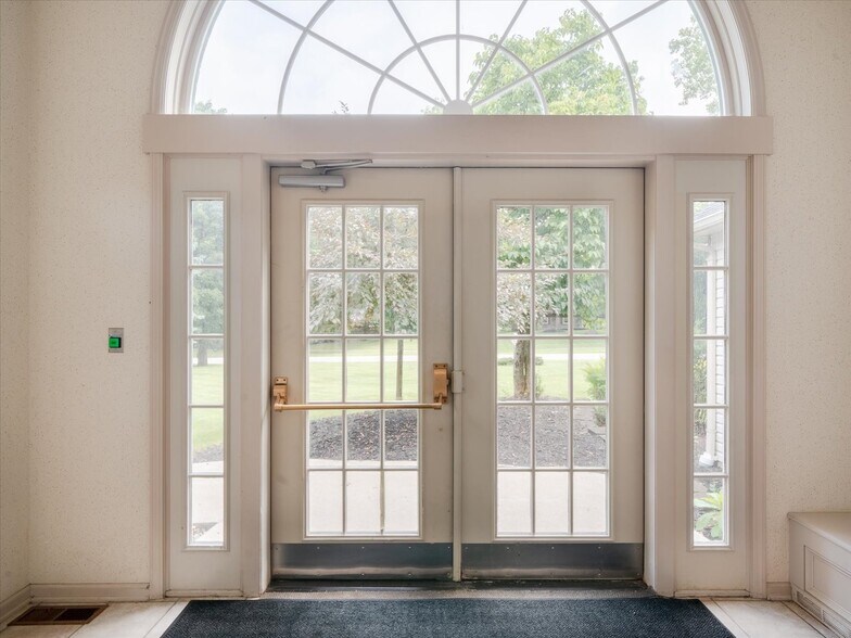 More Photos Of 55 Sullys Trl, Pittsford Office For Lease