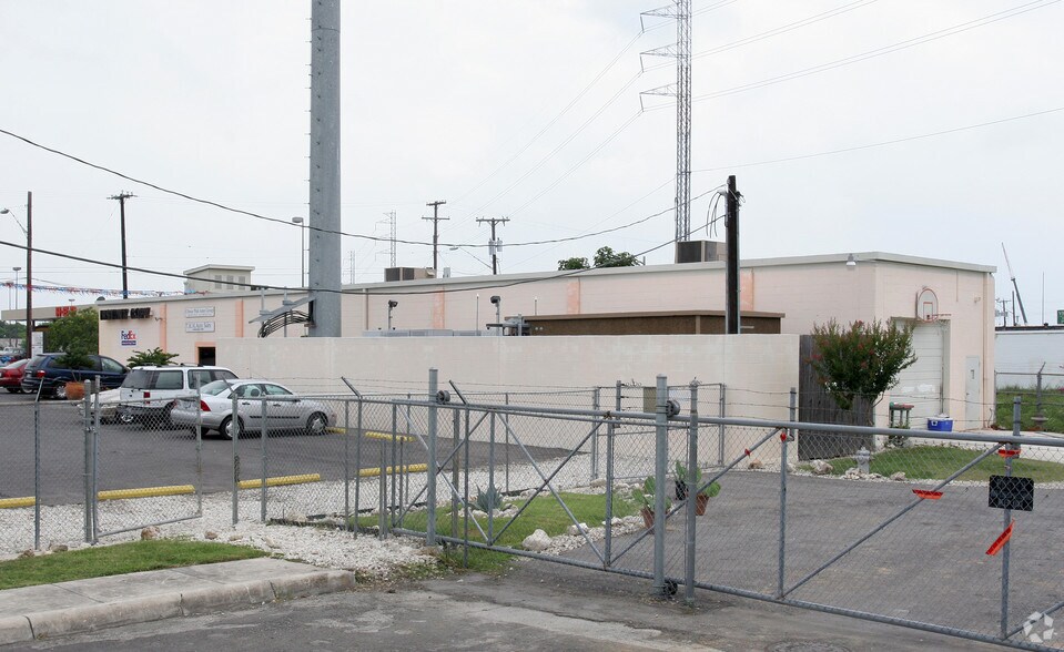 More Photos Of 318-337 W Olmos Dr, San Antonio Freestanding For Sale