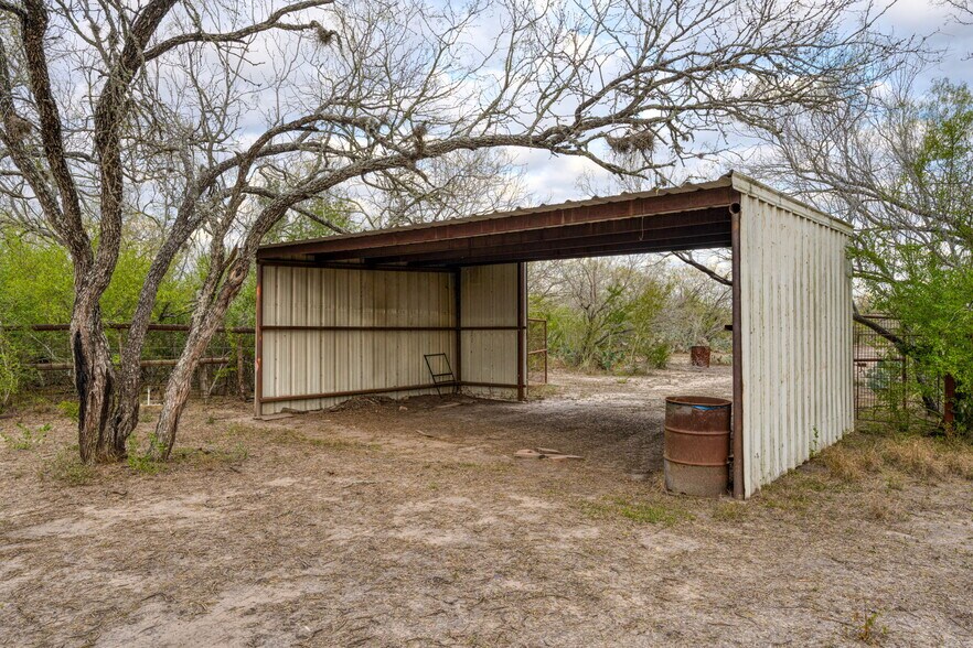 More Photos Of County Road 422, Pleasanton Land For Sale