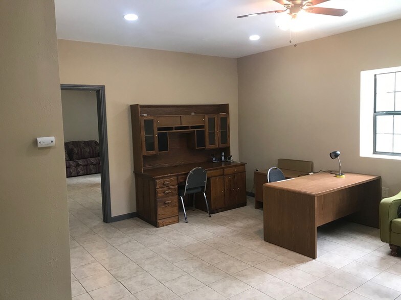 More Photos Of 1714 Airport Rd, Conroe Warehouse For Lease