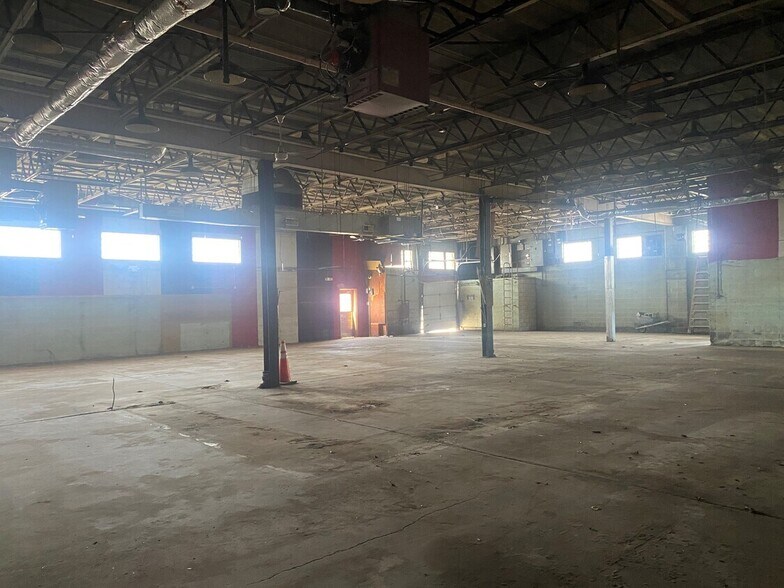 More Photos Of 195 Freight St, Waterbury Bar For Sale