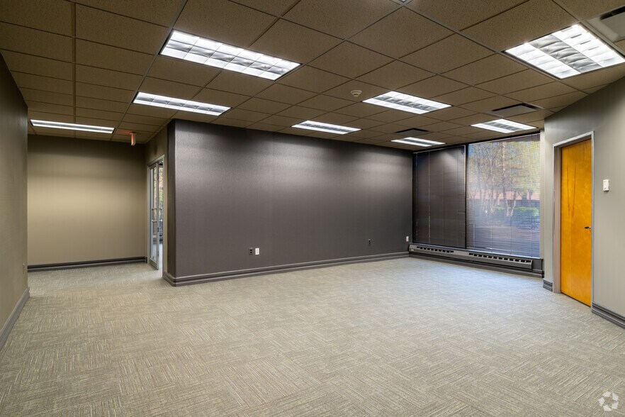 More Photos Of 2045 Lincoln Hwy, Edison Office For Lease
