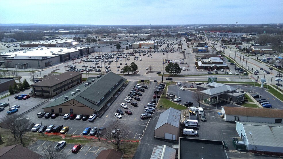 More Photos Of 844 Willard Dr, Green Bay Storefront For Lease