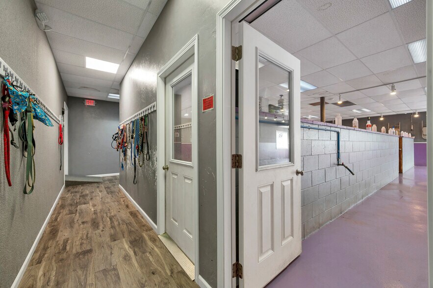 More Photos Of 1279 E Mason St, Green Bay Storefront For Sale
