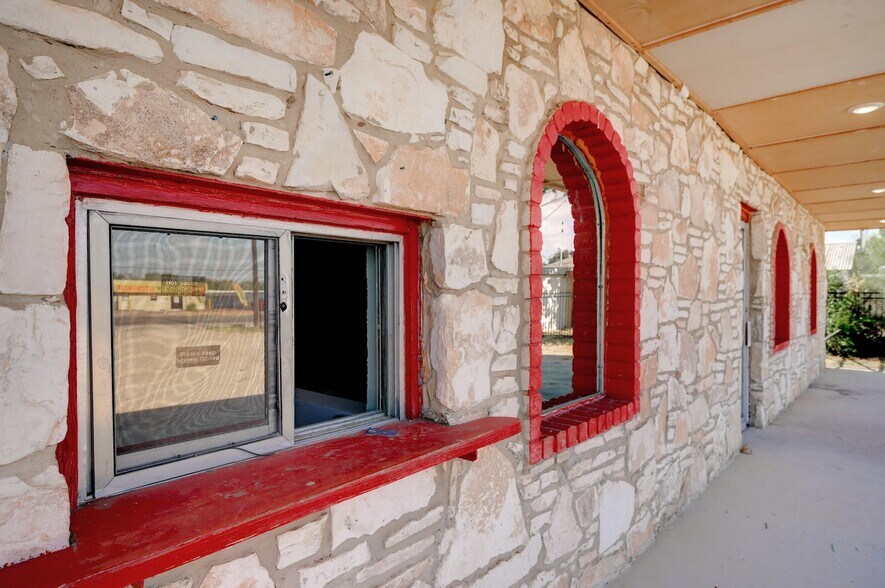 More Photos Of 2200-2204 S WW White Rd, San Antonio Restaurant For Lease