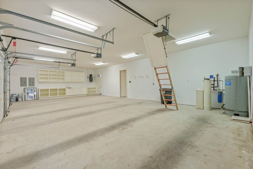 More Photos Of 16621 Hereford Dr, Tomball Flex For Sale