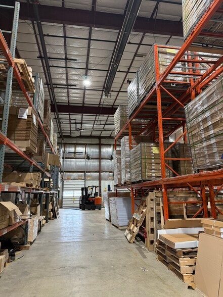 More Photos Of 1703 S Veterans Pky, Bloomington Warehouse For Lease
