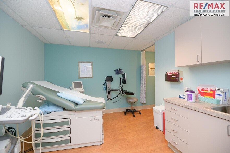 More Photos Of 401 Oyster Point Rd, Newport News Medical For Sale