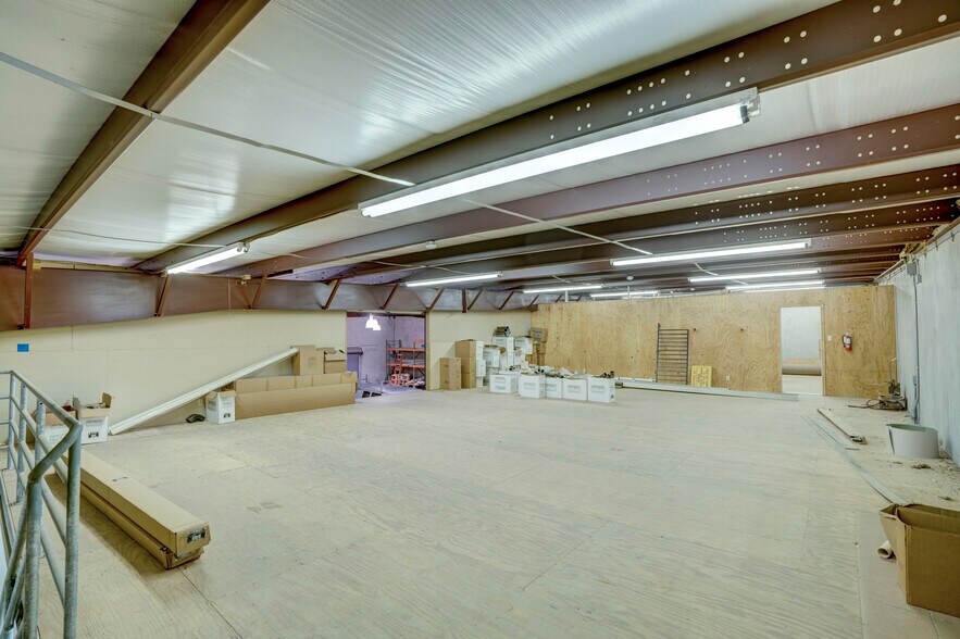 More Photos Of 2620 Carson St, Haltom City Light Distribution For Lease