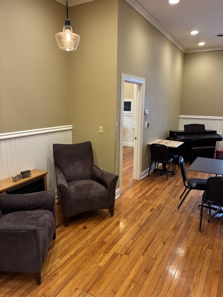 More Photos Of 1011 Hoosick Rd, Troy Storefront Retail Residential For Sale