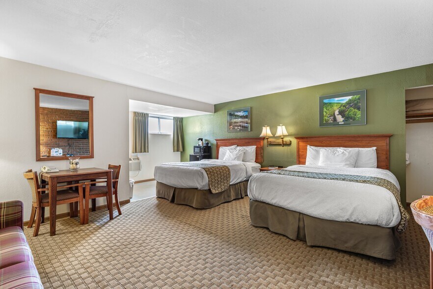 More Photos Of 310 S McCune St, Pilot Knob Hotel For Sale