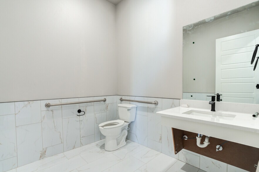 More Photos Of 3222 140th st, Lubbock Office For Sale