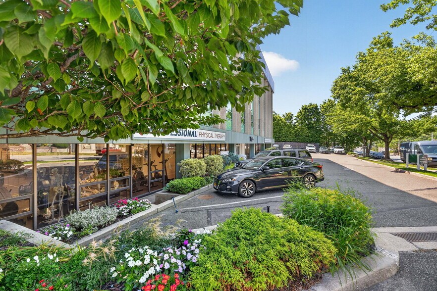 More Photos Of 755 New York Ave, Huntington Medical For Lease