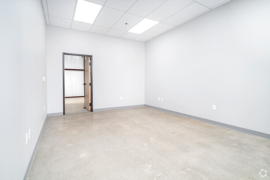 More Photos Of 7001 W. I-10, San Antonio Office For Lease