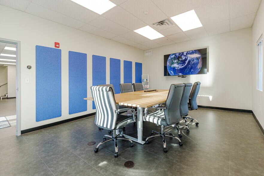 More Photos Of 8280 Consumer Ct, Sarasota Light Manufacturing For Sale