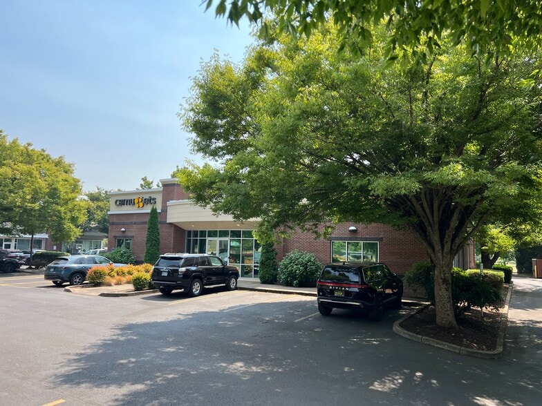 More Photos Of 2850 Crescent Ave, Eugene General Retail For Lease