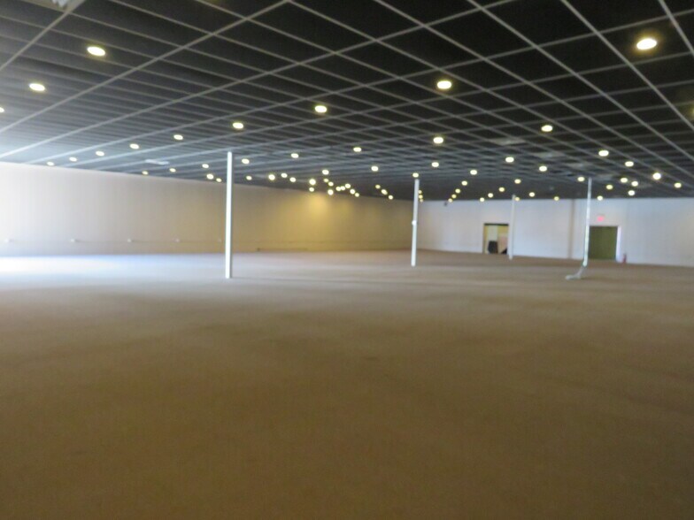 More Photos Of 110 E Waverly St, Morris Unknown For Lease