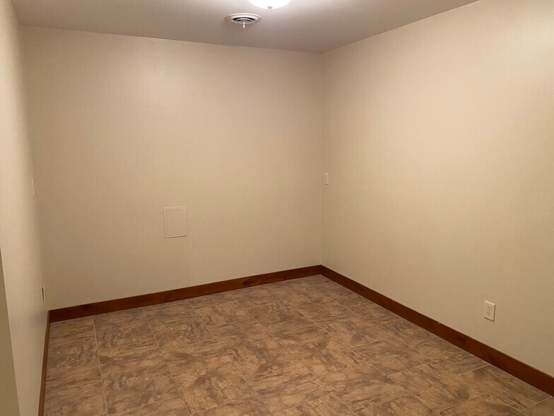 More Photos Of 803 Fairfax St, Altoona Office For Lease