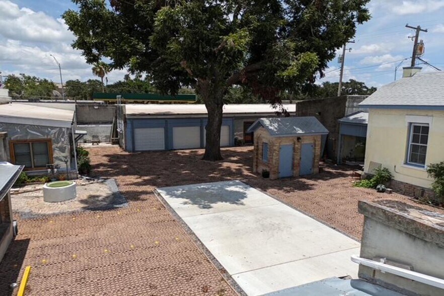 More Photos Of 828 E 15th St, Brownsville Office For Sale